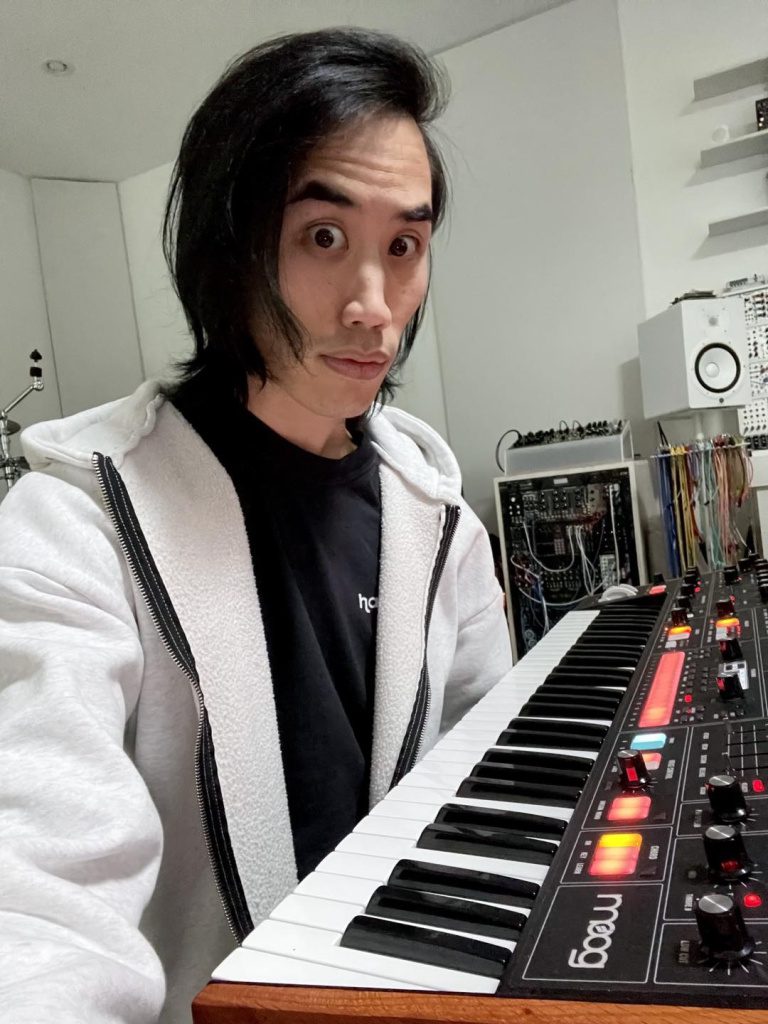 andrew-huang-zeigt-den-moog