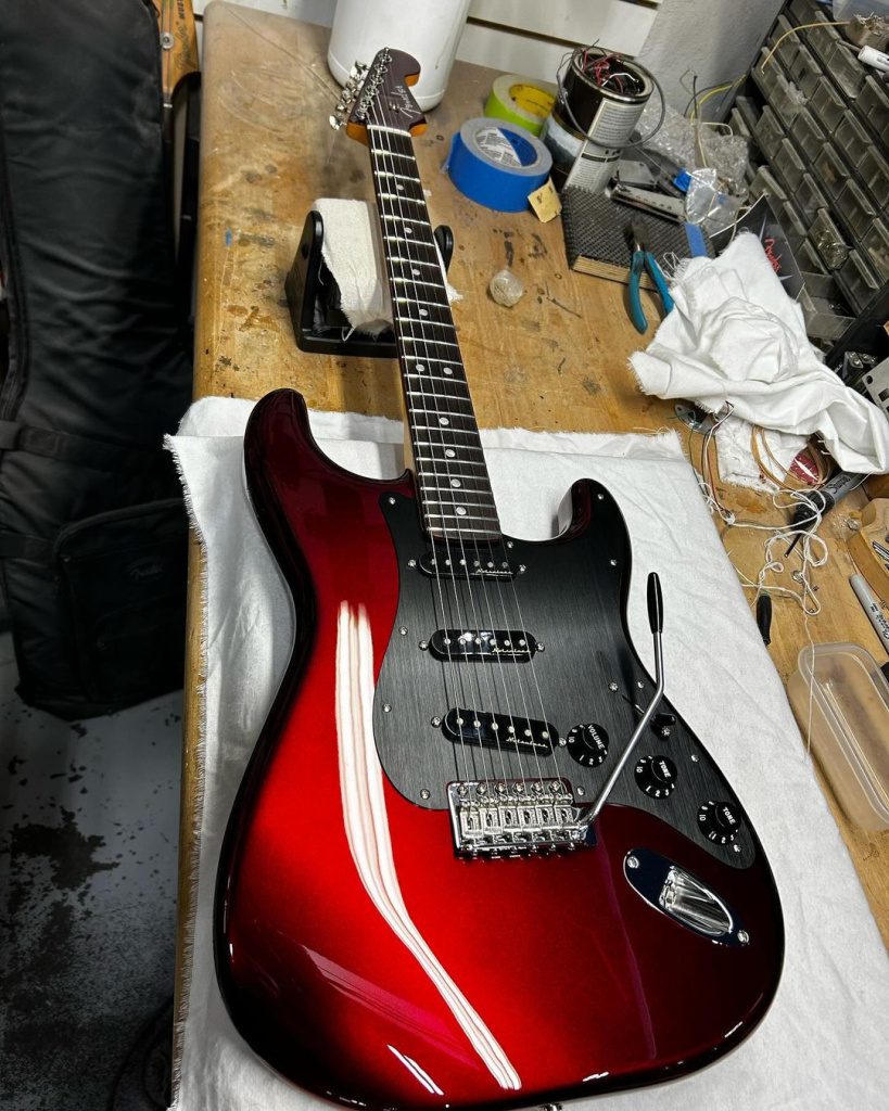 Fender H.E.R. Chrome Red Stratocaster für deb Super Bowl LVIII