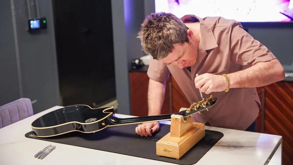 Nur 20 Stück: Noel Gallagher signiert Gitarren