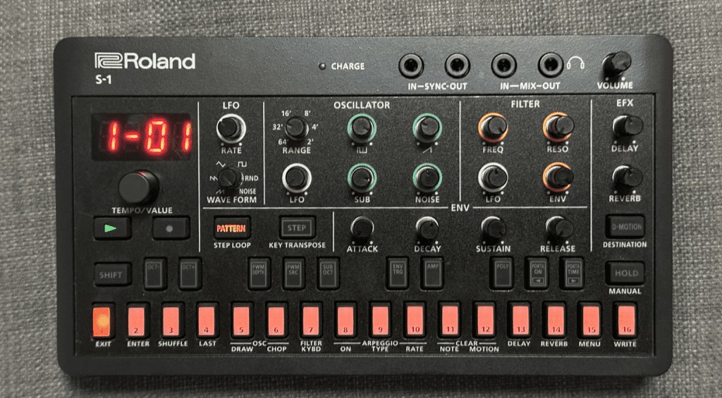 Roland S-1 Synthesizer und ein guter Bass-Synthesizer