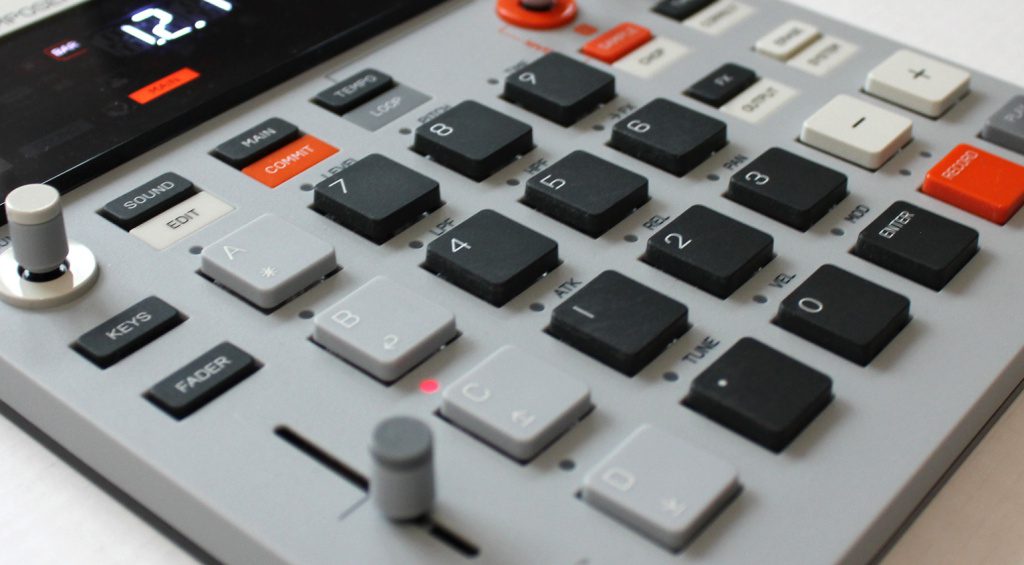 Die Tasten machen Klickgeräusche wie frühe PC-Tastaturen
