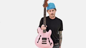 Fender Tom Delonge Starcaster. Neue Signature-Gitarre vom Blink-182-Gitarristen. Eine Fender zum Rocken und Auffallen.