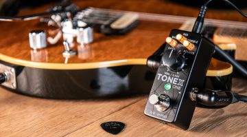 Mit TONEX ONE präsentiert IK Multimedia den kleinen Bruder des TONEX. Ein Mini-Pedal mit der gleichen leistungsfähigen AI Modeling-Engine und riesiger Auswahl an Verstärkern, Distortion-Effekten und mehr.