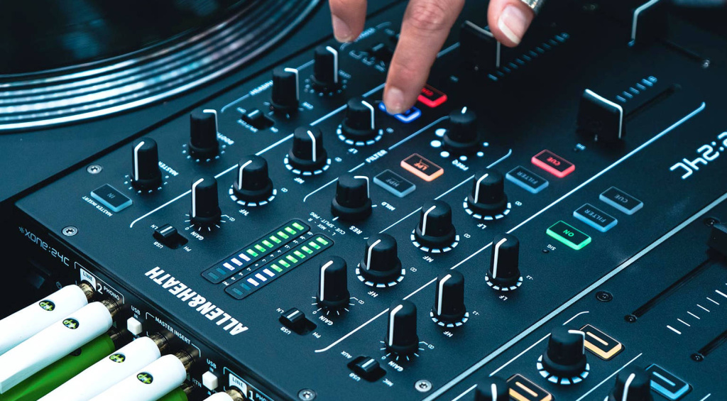 Einige DJ-Mixer wie der Allen & Heath Xone:24C verfügen über ein eingebautes USB-Audiointerface