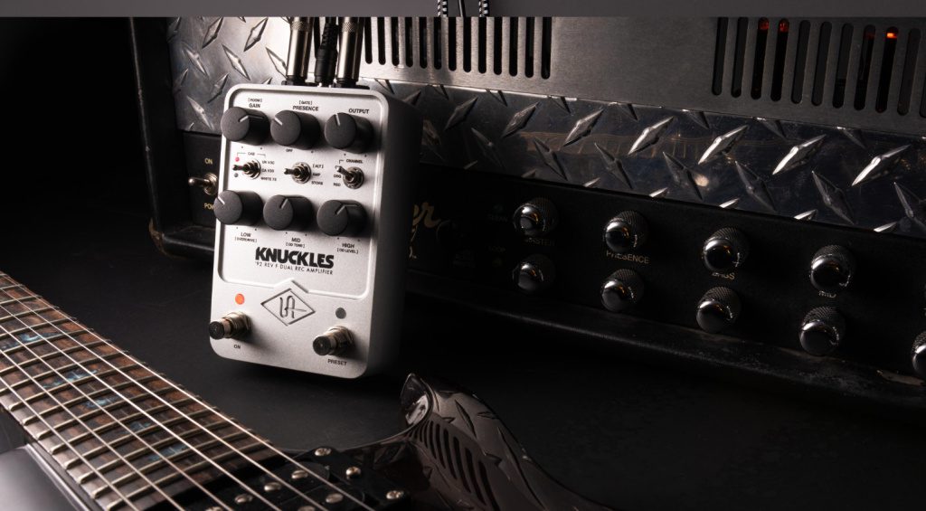 Das UAFX Knuckles ‘92 Dual Rec Amplifier Pedal bringt den ikonischen Sound des legendären „Rev F“ Dual Rec High-Gain-Amps auf dein Pedalboard.