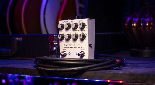Der Soldano SLO PLUS bringt die klangliche Vielseitigkeit des berühmten SLO-100 Röhrenverstärkers direkt unter deine Füße.