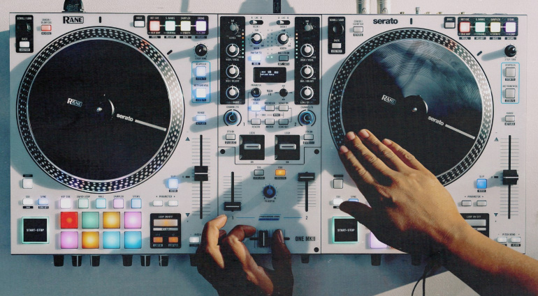 Der RANE ONE MKII ist für DJs, die echte taktile Kontrolle brauchen