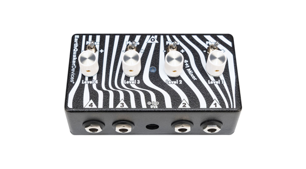 Earthquaker Devices hat sein Angebot an Utilities um zwei weitere Geräte erweitert. Der Four To One Mixer und der One To Four Splitter sind da!
