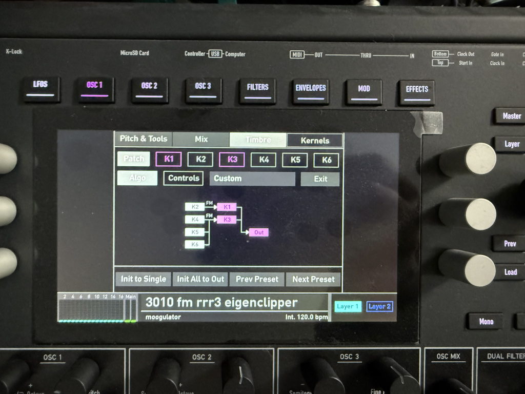 König bei Synthese, aber zwischen den OSC-Slots gibt es keine FM, Sync etc. - aber eine komplexe Modulation innerhalb des Modells (Waldorf)