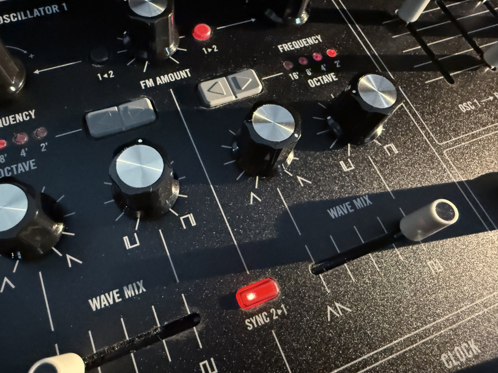 Sync und FM in zwei Richtungen mittels eines freien Oszillators - der Hauptgewinn - bei Moog.