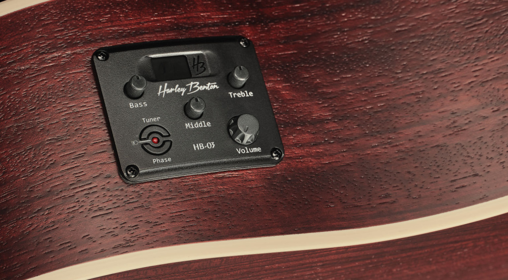 Die HB Custom Line HBJ-45E im Round Shoulder Dreadnought Style ist bereit, euch auf jeder Bühne zu begleiten.