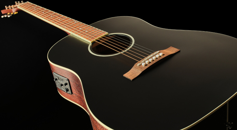 Die HB Custom Line HBJ-45E im Round Shoulder Dreadnought Style ist bereit, euch auf jeder Bühne zu begleiten.