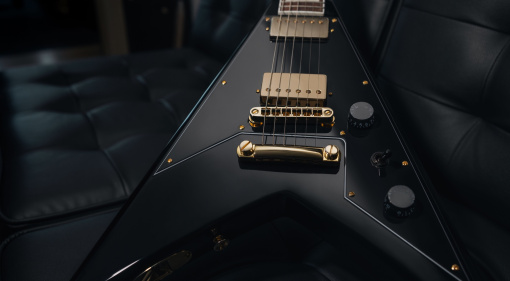 Die Jackson Scott Ian Signature KVXT erhält ein neues „Black Gloss“-Finish und weitere kosmetische Veränderungen.