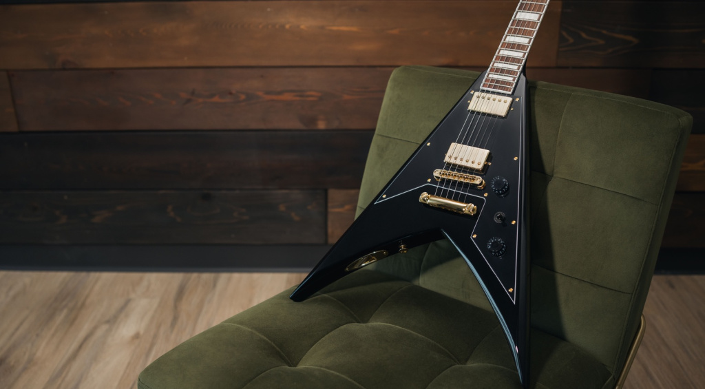 Die Jackson Scott Ian Signature KVXT erhält ein neues „Black Gloss“-Finish und weitere kosmetische Veränderungen.