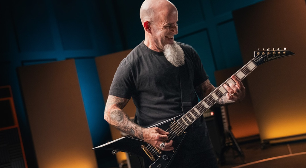 Die Jackson Scott Ian Signature KVXT erhält ein neues „Black Gloss“-Finish und weitere kosmetische Veränderungen.