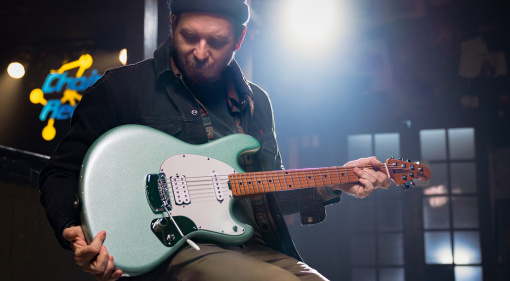 Eine Mischung aus Jaguar und Jazzmaster! Die neue Music Man StingRay Dustin Kensrue ist ein optischer Klassiker in schnörkelloser Handarbeit.