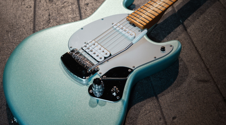 Eine Mischung aus Jaguar und Jazzmaster! Die neue Music Man StingRay Dustin Kensrue ist ein optischer Klassiker in schnörkelloser Handarbeit.