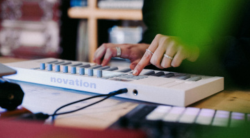 Novation Launchkey MK4 White