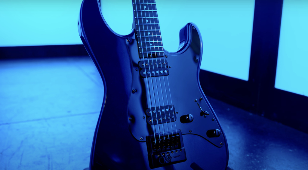 Die neue Charvel Pro-Mod Plus So-Cal EVTN6 E hat einen sehr langen Namen, überzeugt aber mit geradliniger Optik und direktem Rocksound!