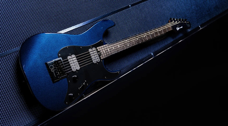 Die neue Charvel Pro-Mod Plus So-Cal EVTN6 E hat einen sehr langen Namen, überzeugt aber mit geradliniger Optik und direktem Rocksound!
