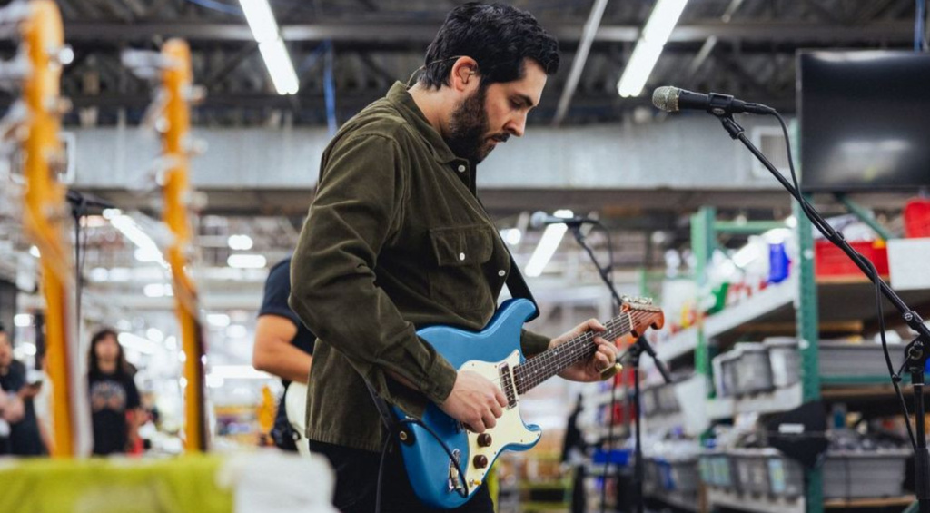 Ariel beim Auftritt in der Fender-Fabrik