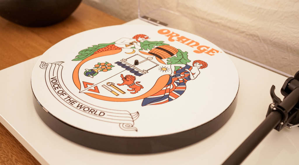 Die exklusive „Voice of the World“-Slipmat ist ein richtiger Hingucker!
