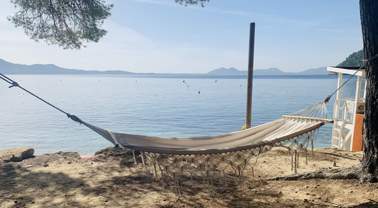 Der Sommer ist da! Hier ist eine Auswahl der schönsten Gitarrensoli mit Summer Vibes für eure Playlist am Strand oder Pool.