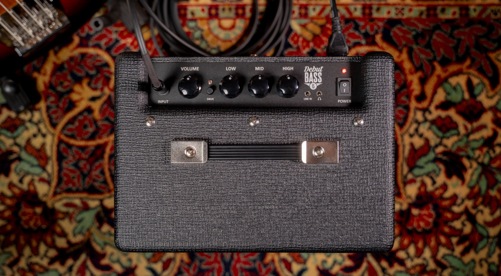 Mit den beiden Blackstar Debut Bass-Amps bekommt ihr zwei leistungsstarke Bassverstärker mit Spitzenklang für zu Hause!