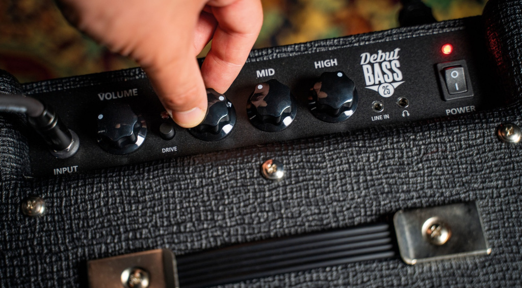 Mit den beiden Blackstar Debut Bass-Amps bekommt ihr zwei leistungsstarke Bassverstärker mit Spitzenklang für zu Hause!