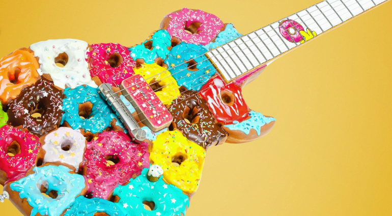 Gitarren-Boutique: Noel Gallaghers Pedalboard und eine Donut-Gitarre