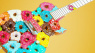 Gitarren-Boutique: Noel Gallaghers Pedalboard und eine Donut-Gitarre
