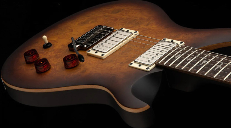 Die PRS SE DGT Laurel Burl Limited Edition ist weltweit auf 1.000 Stück limitiert und bietet zum ersten Mal das Signature-Modell von David Grissom in dieser einzigartigen Lackierung.