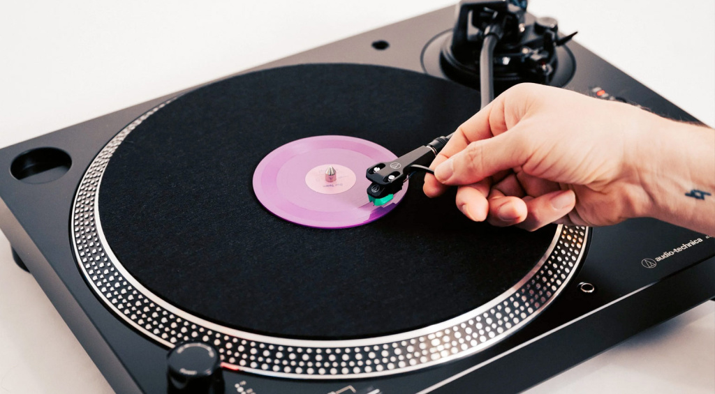 Die kleinen Schallplatten sind nur vier Zoll groß