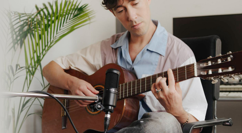 Mit dem Audio-Technica AT2020 kannst du nicht nur Vocals zuhause aufnehmen, sondern durchaus auch deine Gitarre