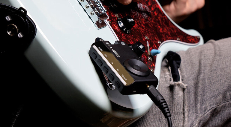 Der Blackstar Beam Solo spielt echten „Amp-in-a-Room“-Sound für E-Gitarre, Akustikgitarre und E-Bass samt Effekten in eure Kopfhörer.