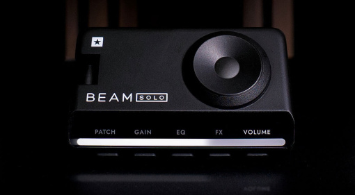 Der Blackstar Beam Solo spielt echten „Amp-in-a-Room“-Sound für E-Gitarre, Akustikgitarre und E-Bass samt Effekten in eure Kopfhörer.