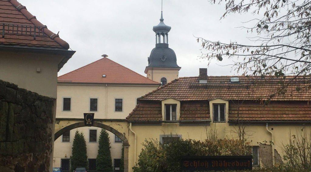 Das Schloss-Studio steht in Röhrsdorf und verfügt über Wohnungen, Gästezimmer, Küche und sogar eine eigene Bar!