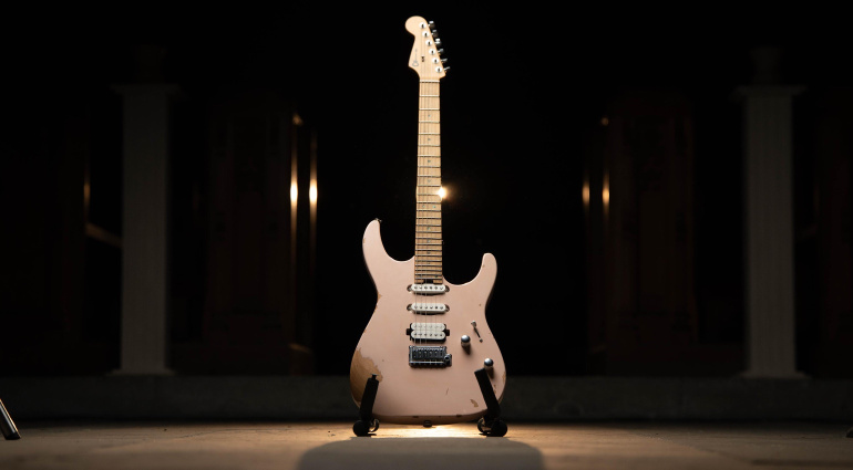 Die Charvel Rick Graham Signature Pro-Mod ist ein echter Hingucker! Die Gitarre vereint klassische Designelemente mit modernster Spieltechnik.