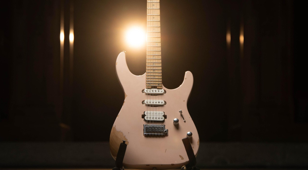 Die Charvel Rick Graham Signature Pro-Mod ist ein echter Hingucker! Die Gitarre vereint klassische Designelemente mit modernster Spieltechnik.