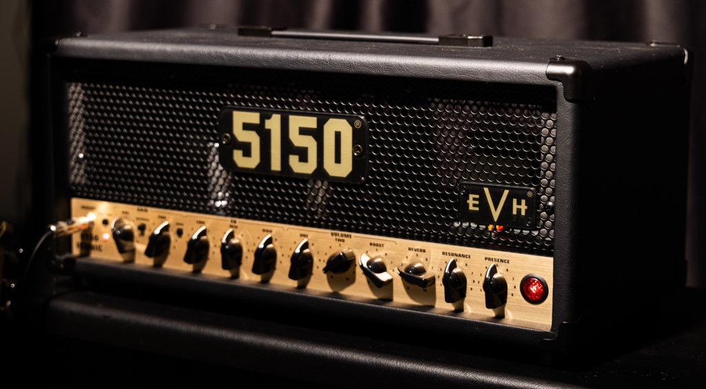 Das neue EVH 5150 Iconic 15W Serie Topteil ist ein erschwingliches Röhren-Topteil mit Signature-Sound vom Meister Eddie Van Halen!