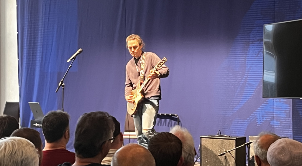 Lohnt sich ein Besuch? Für wen ist die Messe interessant und was kann man im kommenden Jahr erwarten? Hier meine Impressionen vom Guitar Summit.