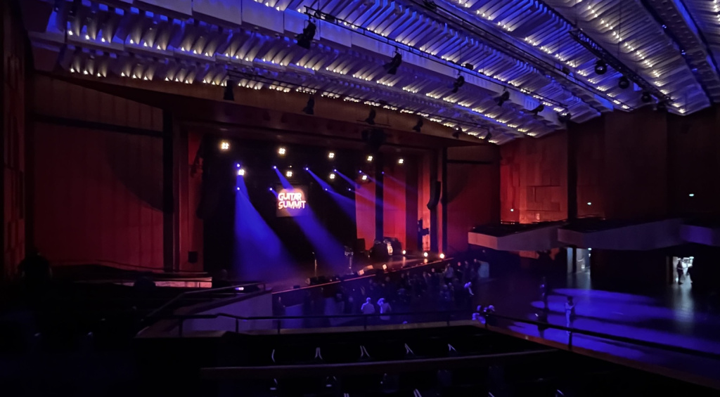 Lohnt sich ein Besuch? Für wen ist die Messe interessant und was kann man im kommenden Jahr erwarten? Hier meine Impressionen vom Guitar Summit.