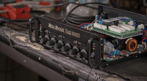 Der Mesa Boogie Bass 800D ist eine Hommage an legendäre Verstärker aus eigenem Hause.