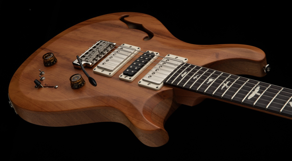 Die PRS S2 Special Reclaimed ist eine limitierte Auflage von nur 700 Stück, die mit wiederverwertetem und wiedergewonnenem Holz gefertigt wird.