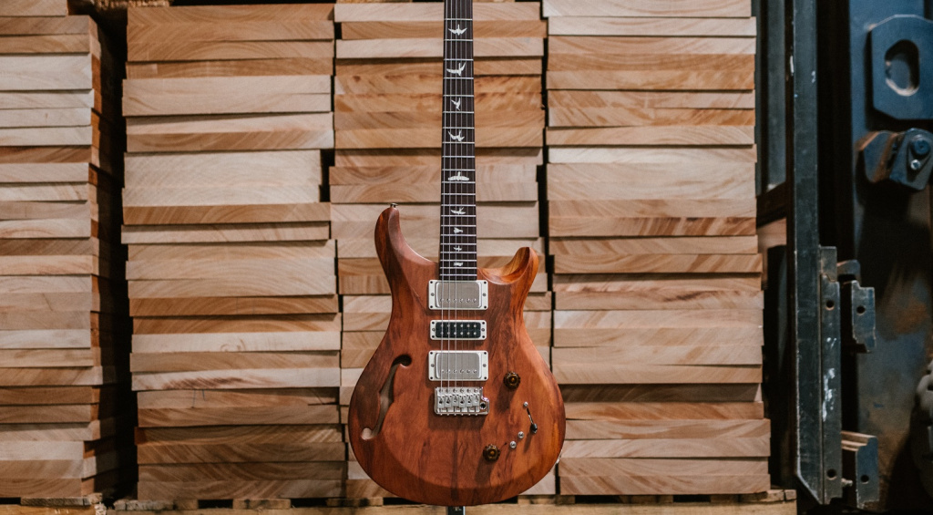 Die PRS S2 Special Reclaimed ist eine limitierte Auflage von nur 700 Stück, die mit wiederverwertetem und wiedergewonnenem Holz gefertigt wird.