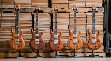 Die PRS S2 Special Reclaimed ist eine limitierte Auflage von nur 700 Stück, die mit wiederverwertetem und wiedergewonnenem Holz gefertigt wird.