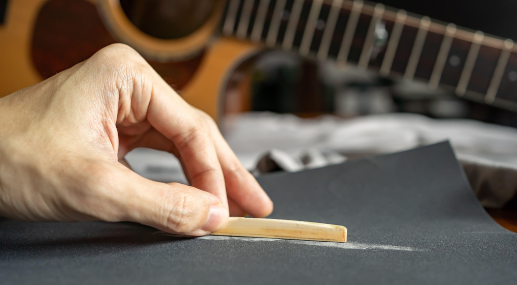 Sorgfältig anpassen: Sattel für E-Gitarre