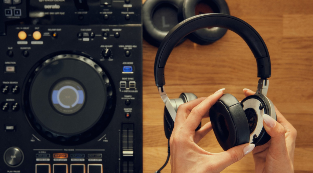 Über das 2-in-1-System wechselst du schnell zwischen On-Ear- und Over-Ear-Design
