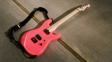 Die Charvel Sean Long Pro-Mod SD1 HH NPI ist das neueste Signature-Modell des Gründungsmitglieds und Gitarristen der Band While She Sleeps.