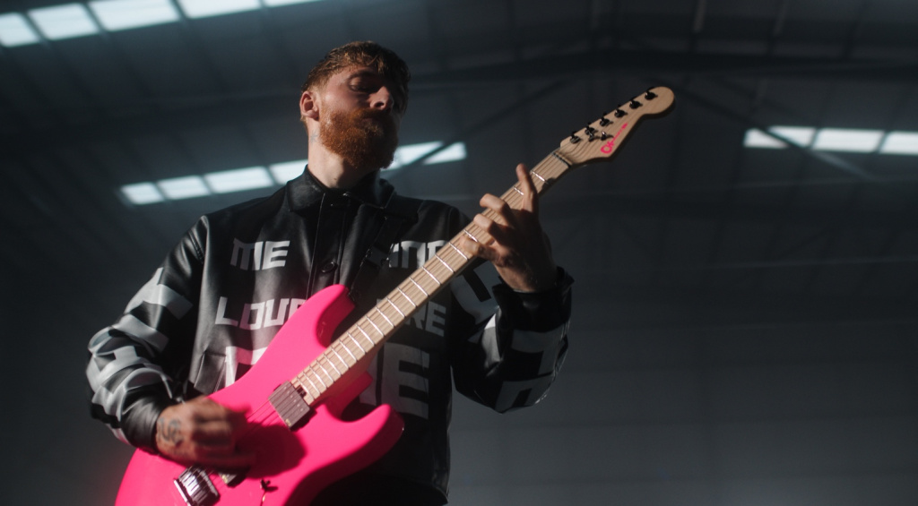 Die Charvel Sean Long Pro-Mod SD1 HH NPI ist das neueste Signature-Modell des Gründungsmitglieds und Gitarristen der Band While She Sleeps.